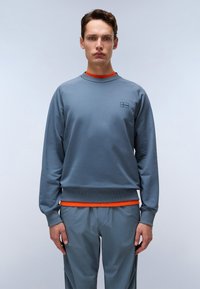 Grijze sweatshirt met een ronde halslijn, ribbelboorden en -zoom, voorzien van een oranje accent op de taille en een klein logo op de borst.