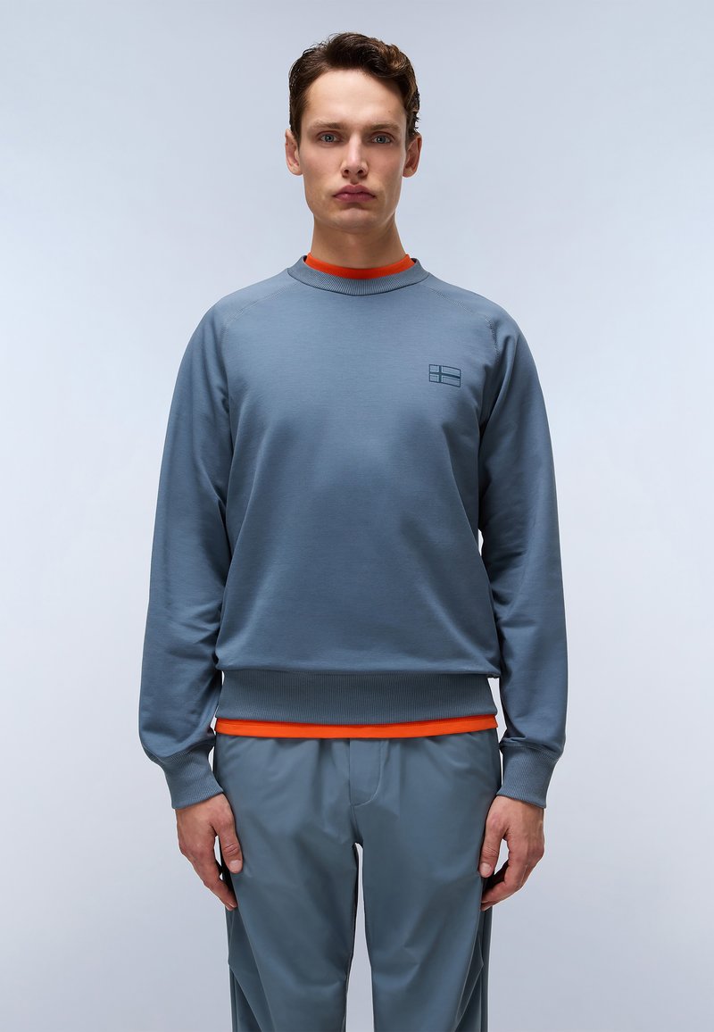 Grijze sweatshirt met een ronde halslijn, ribbelboorden en -zoom, voorzien van een oranje accent op de taille en een klein logo op de borst.
