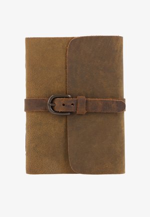 Gevouwen bruine leren notitieboek met een omslagriem en metalen gesp sluiting op een witte achtergrond.