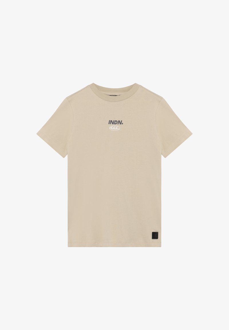 T-shirt en coton beige à manches courtes, col rond, avec le texte imprimé « INDN. » en gris ; comporte une petite étiquette de marque noire sur l'ourlet.