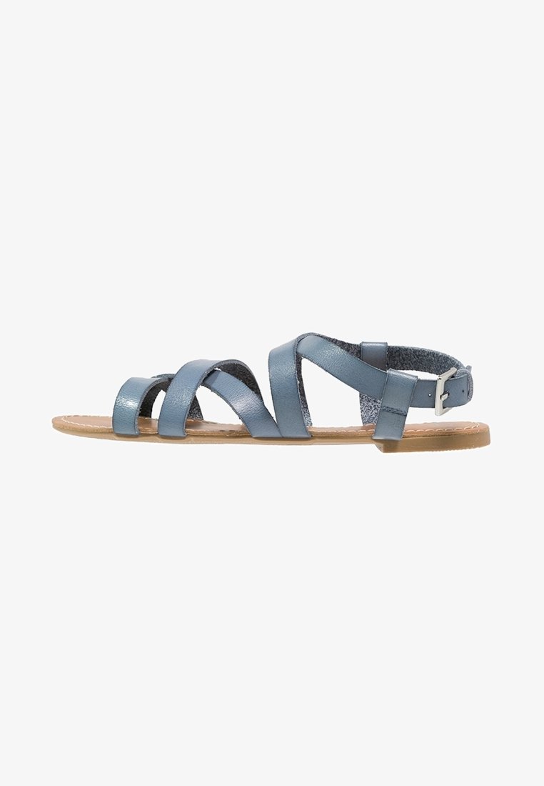 Sandales en cuir bleu avec plusieurs brides, une semelle plate et une boucle réglable à la cheville. Surface lisse avec une semelle intérieure beige.