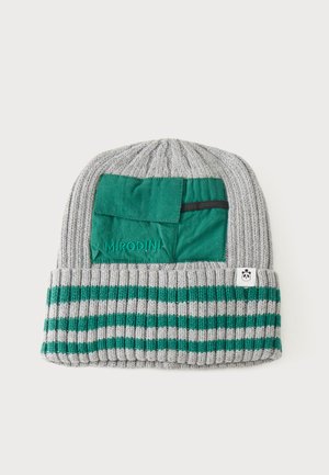 Bonnet gris en maille côtelée avec un revers rayé vert et gris, doté d'une poche en tissu verte et d'une petite étiquette avec un visage de panda.