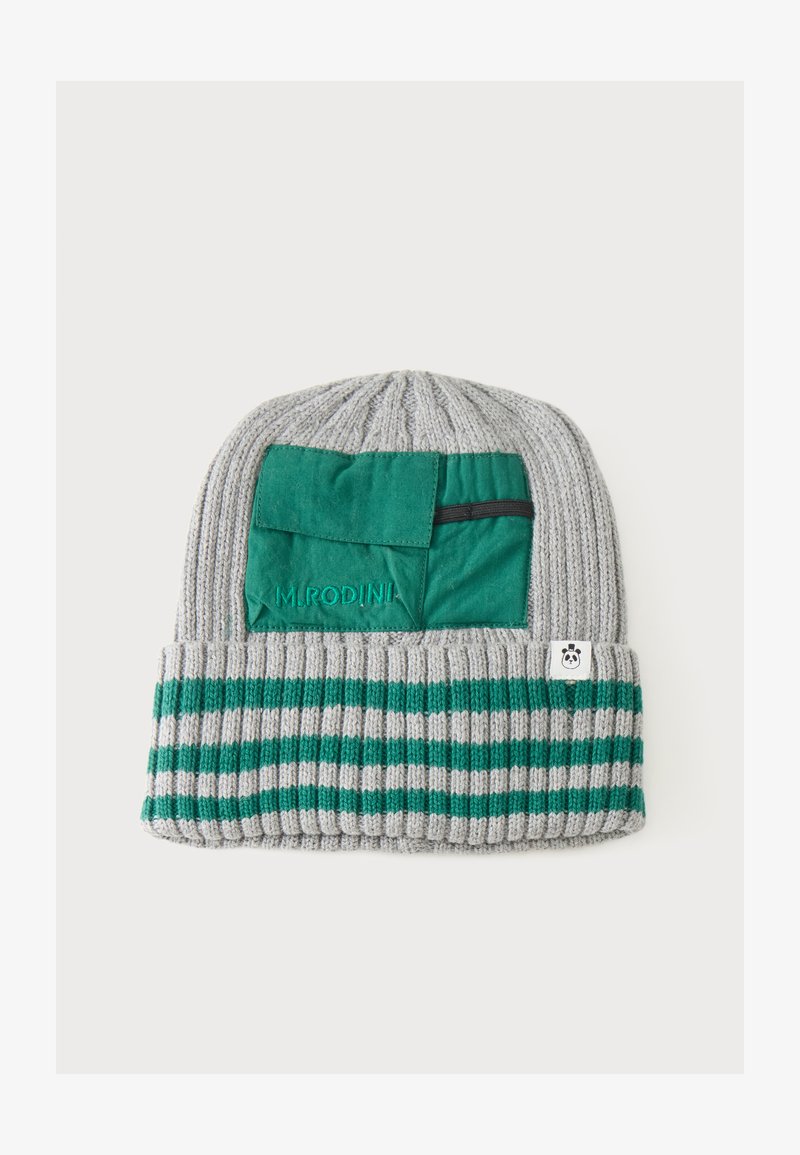 Bonnet gris en maille côtelée avec un revers rayé vert et gris, doté d'une poche en tissu verte et d'une petite étiquette avec un visage de panda.