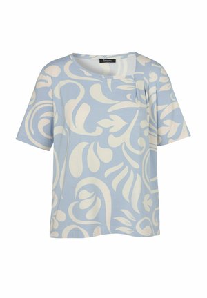 Hellblaues Kurzarmshirt mit cremefarbenen abstrakten Blumenmustern und einem Rundhalsausschnitt mit kleinem plissiertem Detail auf der rechten Seite.