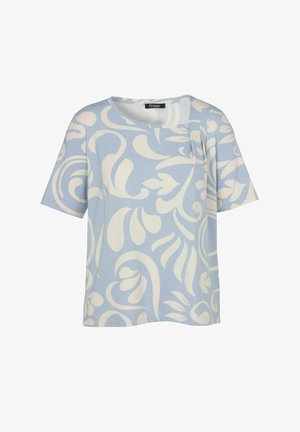 Chemise bleu clair à manches courtes avec motifs floraux abstraits crème et col rond avec un petit détail plissé sur le côté droit.