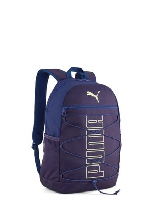 Mochila Puma azul marino con bolsillo frontal con cremallera, cinchas elásticas, bolsillos laterales de malla, correas de hombro acolchadas y logo Puma en la parte frontal.