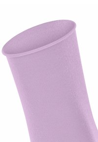 Lila ribbelte Kniestrümpfe mit glatter Textur und verstärktem Bündchen, das ein konsistentes Muster aufweist.