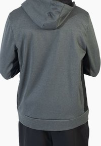 Felpa grigia con finitura testurizzata, dotata di cappuccio, pannelli laterali neri e vestibilità comoda. L'orlo è uniforme, offrendo un design senza interruzioni.