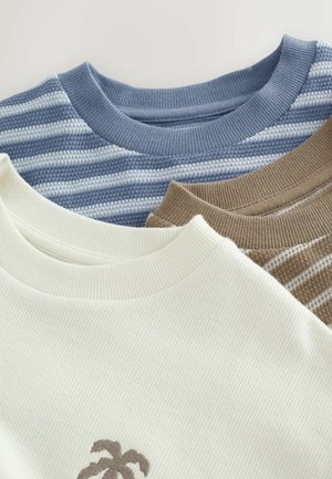 Tre T-shirts: en lysebeige med palme træ broderi, en tan stribet og en blå med hvide striber, alle med ribbede halsudskæringer.