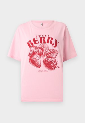 T-shirt rose clair avec illustration de fraise rouge et texte « SWEET BERRY » et « STOP AND SMELL THE STRAWBERRIES » sur le devant.