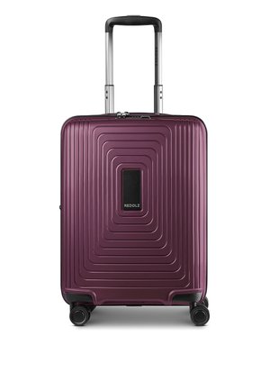 Valise rigide violette avec poignée télescopique, quatre roues multidirectionnelles et motifs carrés concentriques sur le panneau avant.