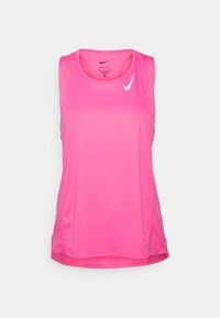 Světle růžový bezramenní sportovní top s bílým logem Nike swoosh na levém prsu, vyrobený z prodyšné tkaniny Dri-FIT.