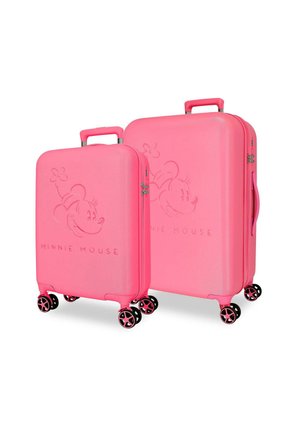 Dos maletas rígidas de color rosa brillante con una imagen en relieve de Minnie Mouse en el frente, que cuentan con cuatro ruedas giratorias y asas telescópicas.