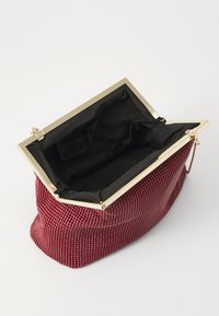 Borsa a tracolla rossa con perline, dotata di una struttura in metallo dorato. L'interno è in tessuto nero, caratterizzato da un design aperto senza ulteriori scomparti.