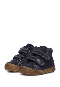 Zapatos para niños de ante azul marino con dos tiras ajustables de Velcro, suela de goma beige y detalles de costura blanca en contraste. Diseño de punta redonda.
