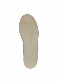 Suola della scarpa caratterizzata da un gomma liscia di un beige chiaro con battistrada decorato per la presa e un dettaglio del logo leggermente sollevato al centro.