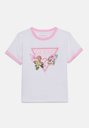 Tricou alb cu mânecă scurtă și tiv roz, având pe partea din față un logo triunghiular „GUESS” roz decorat cu flori tropicale.