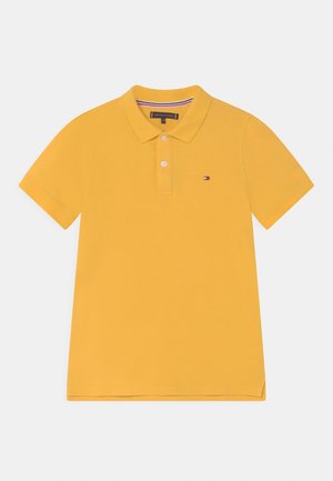 Gul polo med korte ærmer, krave, to-knaps lukning og lille Tommy Hilfiger-logo på brystet.