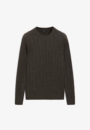 Pull en tricot brun foncé avec un motif en cable côtelé, col rond et manches longues. Fabriqué à partir d'un tissu doux et texturé.
