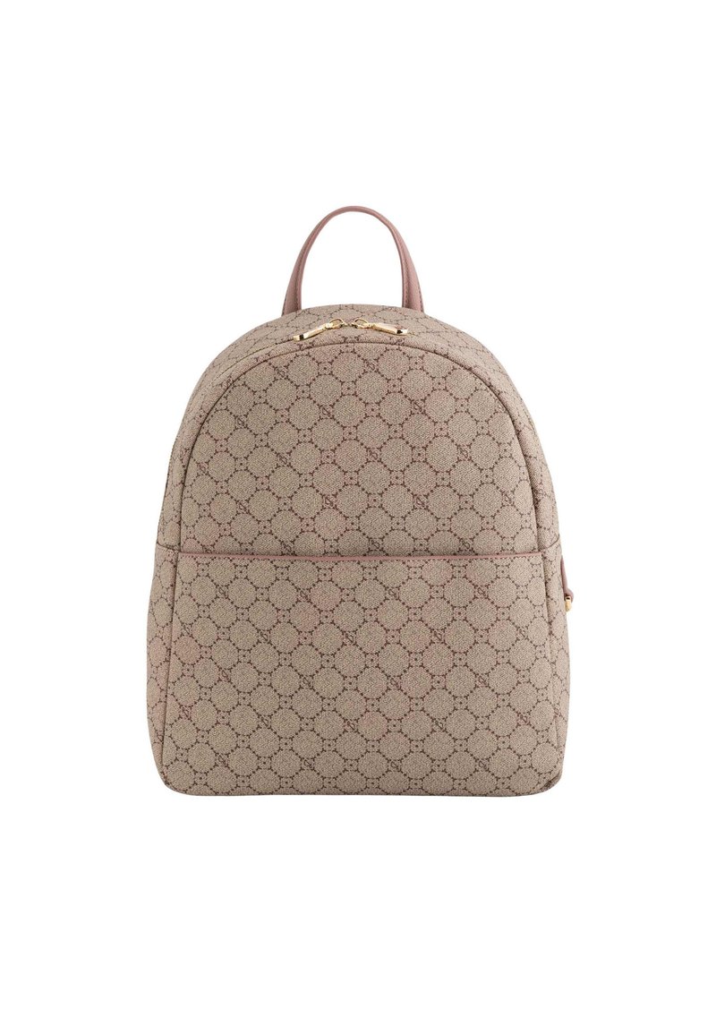 Mochila de lona beige con detalles en cuero rosa, cierre de cremallera y herrajes dorados. Presenta un patrón circular y un asa en la parte superior para llevar.