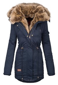 Marineblaue Parka mit einer Kapuze aus Kunstfell, goldenen Hardware-Elementen, verstellbaren Kordelzügen in der Taille und seitlichen Taschen.