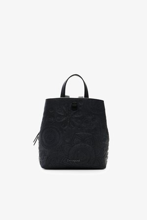 Borsa a mano in pelle nera goffrata con motivi floreali, doppi manici e un sottile dettaglio hardware. Superficie texturizzata in tutta la borsa.