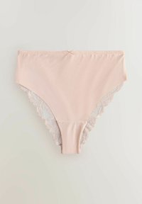 Chiloți roz deschis cu față din material neted și margine de dantelă pe părți, având un braț ondulat și un mic detaliu cu fundiță la talie.