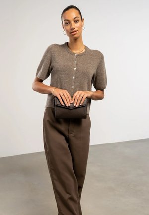Isabel Bernard, ISABEL BERNARD HONORÉ LINA DUNKELBRAUNE CLUTCH MIT ABNEHMBARER SCHULTERKETTE IB21135-031 - Clutch - brown