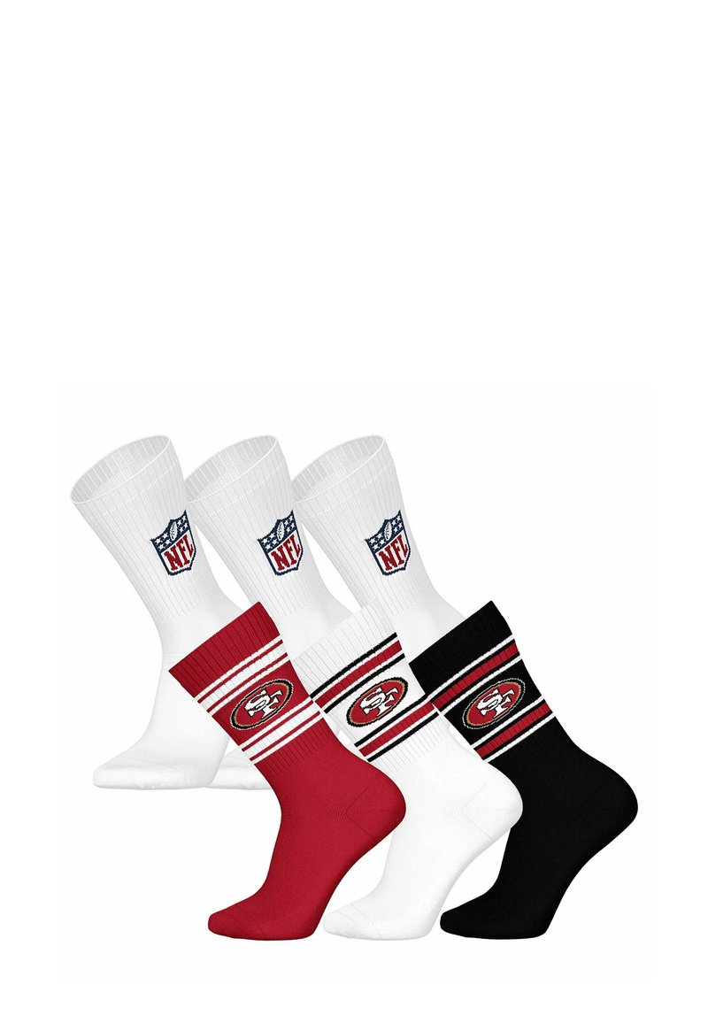 Cuatro pares de calcetines de tripulación: dos blancos con el logo de la NFL, uno rojo con franjas blancas y el logo, uno negro con franjas rojas y blancas y el logo.