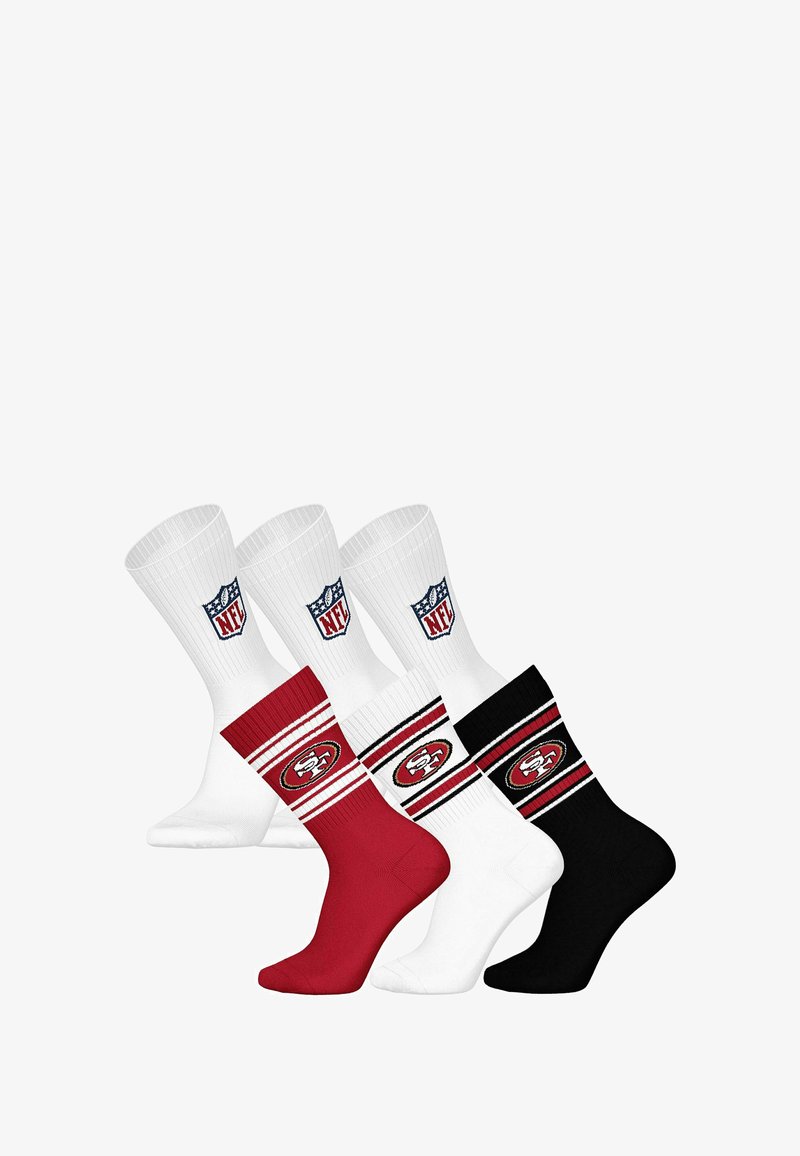 Cuatro pares de calcetines de tripulación: dos blancos con el logo de la NFL, uno rojo con franjas blancas y el logo, uno negro con franjas rojas y blancas y el logo.