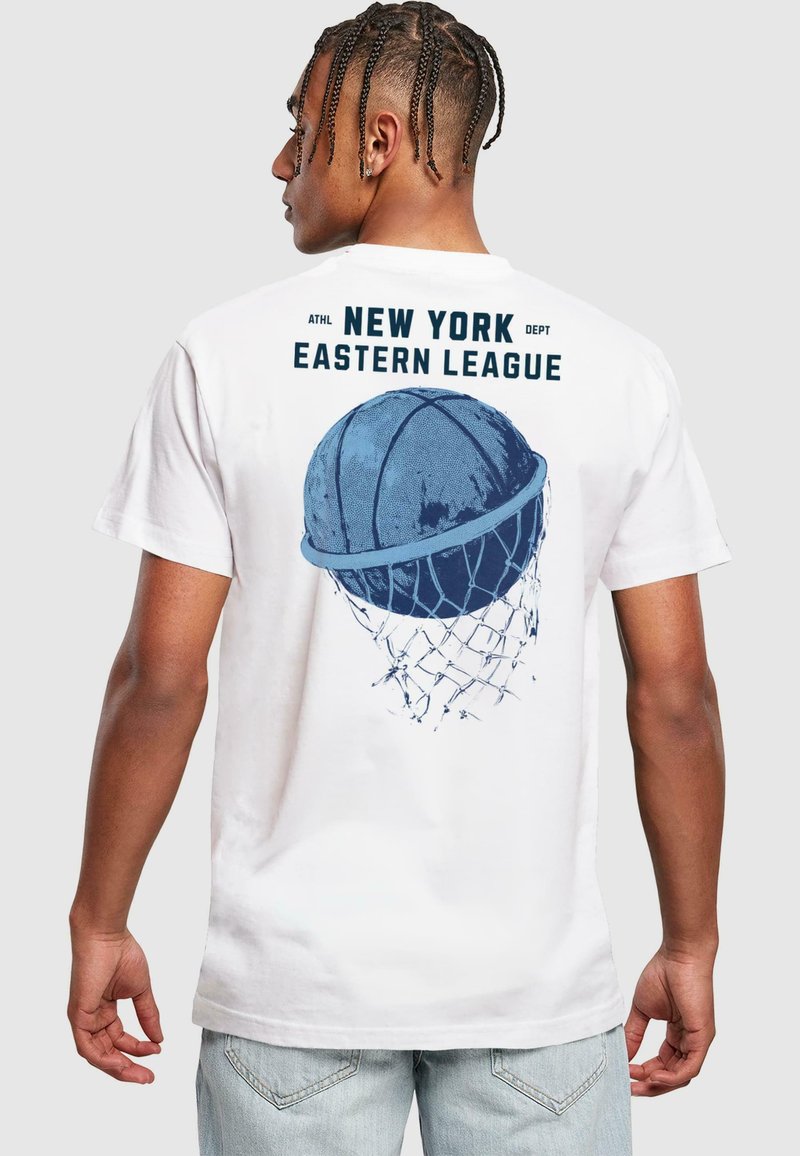 Valge t-särk, millel on sinine korvpalligraafika ja tekst "NEW YORK EASTERN LEAGUE" seljal; lühikesed varrukad ja mugav lõige.
