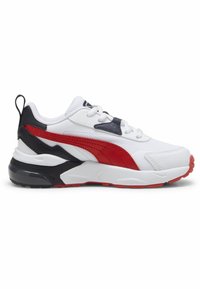 Sneakers atletici bianchi con accenti rossi e blu navy, tomaia in mesh texturizzato e sintetico, punta tonda, colletto imbottito e suola in gomma.