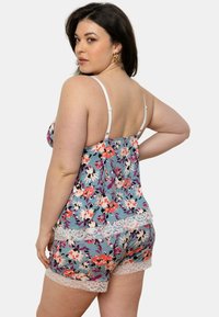 Ensemble de pyjama à imprimé floral avec un fond bleu clair, des bordures en dentelle, des bretelles blanches réglables et un style short décontracté.