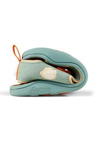 Scarpa pieghevole per bambini con tomaia in suede blu chiaro e gomma, con accenti arancioni e un logo del marchio ben visibile.