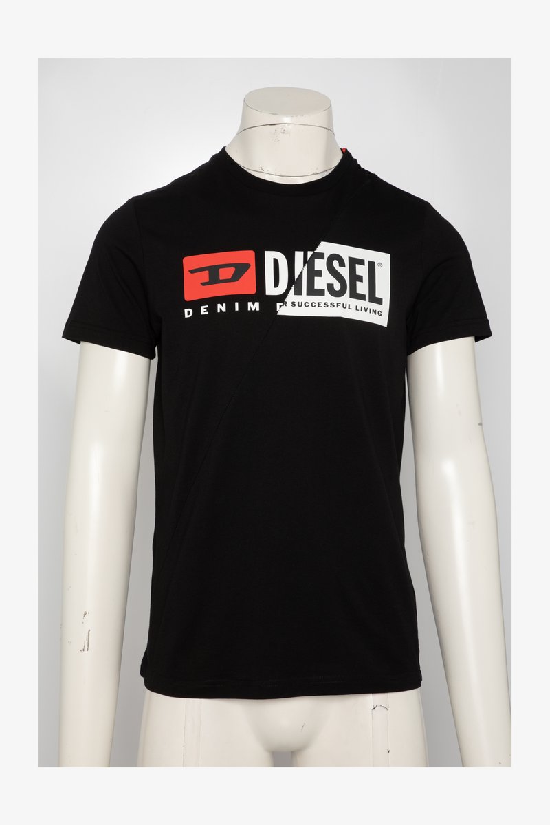 Juoda medvilninė trumpomis rankovėmis marškinėlė. Ant jo yra didelis baltas ir raudonas „DIESEL“ logotipas bei mažas raudonas akcentas ant peties. Klasikinio supirkimo.