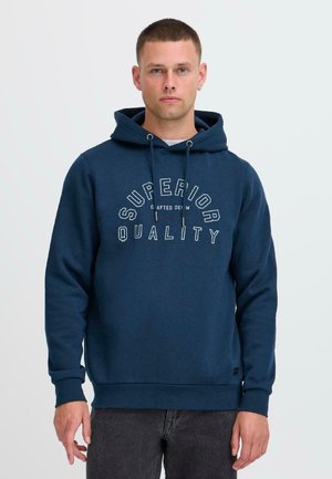 Marineblauwe hoodie met een trekkoord in de capuchon, ribgebreide manchetten en zoom, en een vooraanstaand grafisch tekst "SUPERIOR QUALITY" in wit en crème.