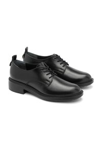 Pantofi negri din piele, cu șireturi, cu un finisaj neted, vârf rotund și talpă din cauciuc texturată. Prezintă cusături subtile și un tab de prindere la călcâi.