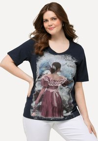 Camiseta azul marino con mangas cortas y cuello redondo. Presenta un gráfico de estilo vintage de una mujer con un vestido rosa sobre un fondo texturizado.