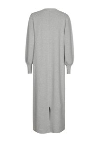 Grau langärmliges Kleid aus weichem Stoff, mit geradem Schnitt, minimaler Naht hinten und einem kleinen Schlitz an der Unterseite für Bewegungsfreiheit.