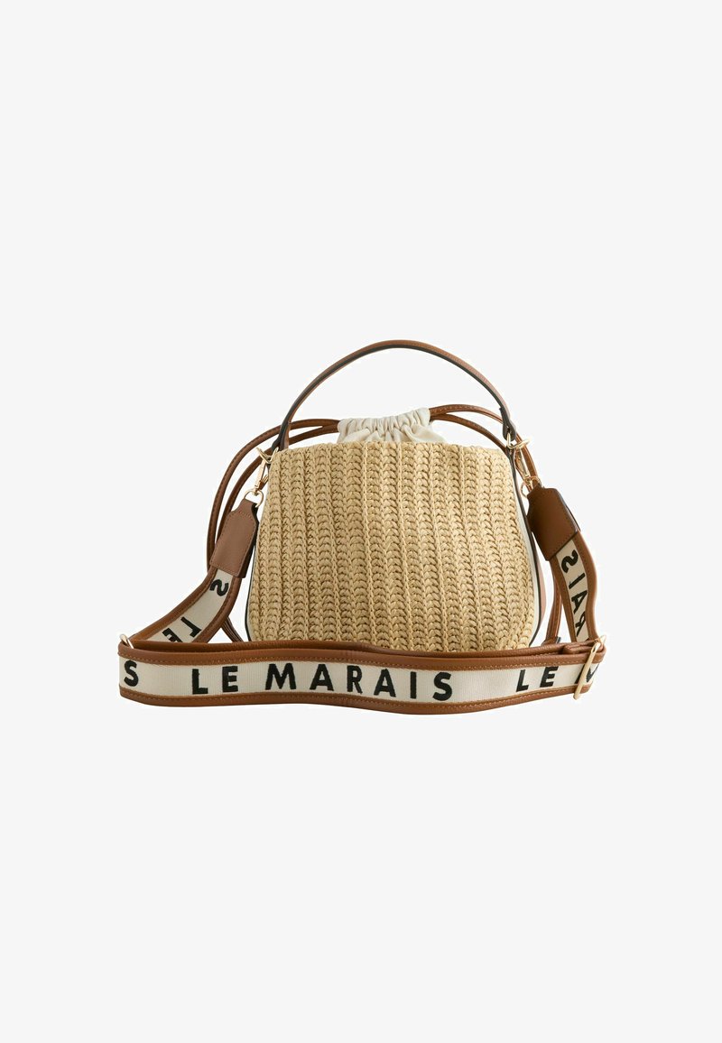 Geweven beige handtas met bruine leren afwerking, een stoffen trekkoordsluiting en een afneembare band met de tekst "LE MARAIS" in zwarte letters.