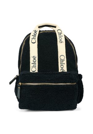Zwarte nepbont rugzak met gouden ritsdetails, voorzien van crèmekleurige banden gemarkeerd met "Chloé" en een voorzak met rits. Zachte textuur.