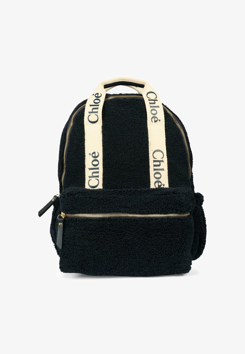 Czarny plecak z sztucznego futra z złotymi detalami zamków błyskawicznych, z kremowymi paskami z napisem "Chloé" oraz przednią kieszenią z zamkiem błyskawicznym. Miękka tekstura.