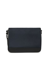 Borsa messenger della marina con un tessuto testurizzato, accenti in pelle nera, forma rettangolare e una tracolla regolabile.