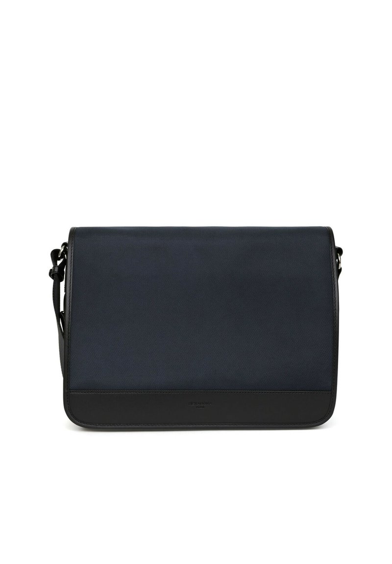 Borsa messenger della marina con un tessuto testurizzato, accenti in pelle nera, forma rettangolare e una tracolla regolabile.