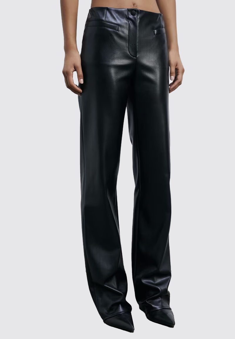 Pantaloni in pelle nera con design a vita alta, davanti piatto, tasche laterali e taglio dritto, caratterizzati da una texture liscia e lucida.