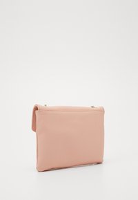 Borsa a pochette in pelle rosa con una texture liscia, caratterizzata da un design semplice e una chiusura con zip superiore. Nessun hardware o motivo visibile.