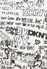 Plátno taška so čiernym grafickým textom a doodlami, vrátane "DKNY" a "New York," na bielom pozadí. Rôzne písma a veľkosti.
