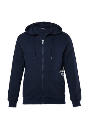 Tmavě modrá mikina na zip z bavlny. Má kapuci se stahovací šňůrkou, dvě přední kapsy a potištěné logo na boku. Hladká textura.