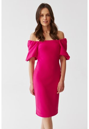 Fuksijapinkki, olkapäältä avattava mekko, jossa on pullistuvat hihat. Muotoa myötäilevä design, polvipituinen leikkaus, sileä kangastyyppi. Yksinkertainen ja tyylikäs.