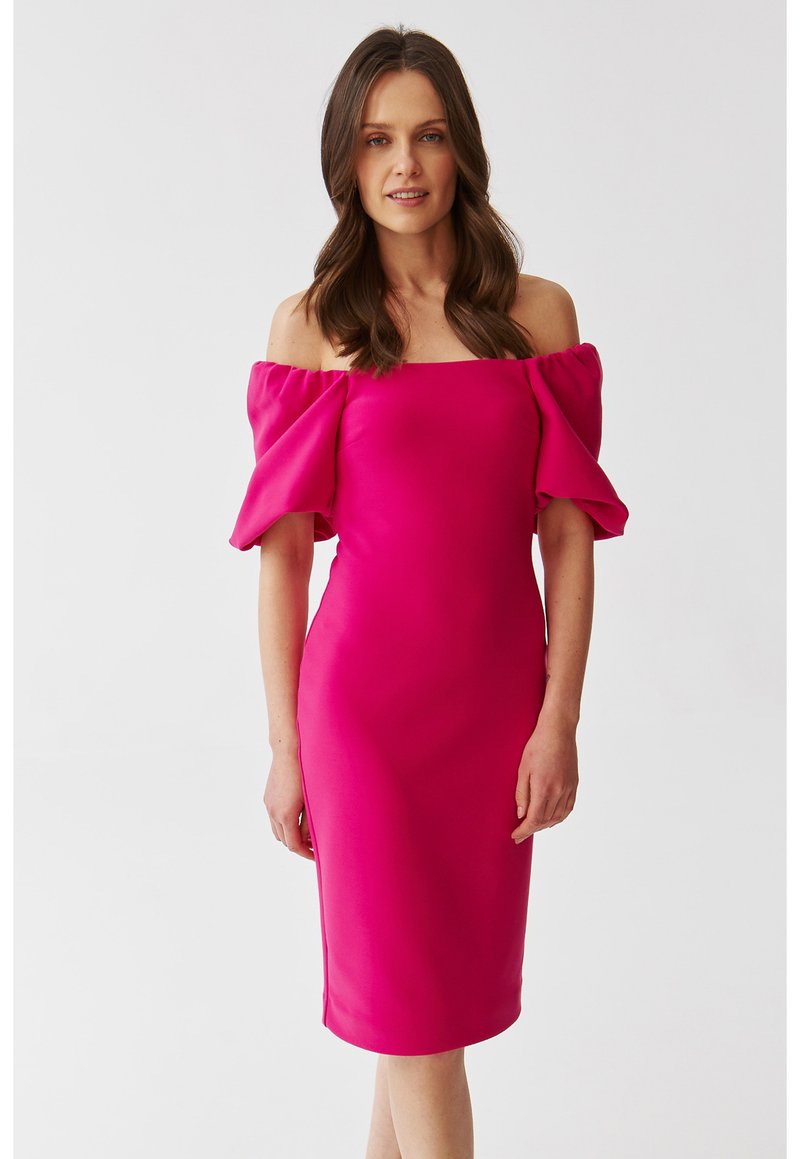 Fuksija, haljina s otpalim rukavima i napuhanim rukavima. Prikladnog kroja, dužine do koljena, s glatkom teksturom tkanine. Jednostavna i elegantna.